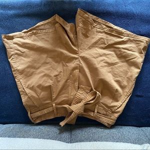 Denver Hayes, size 8, tan shorts with tie